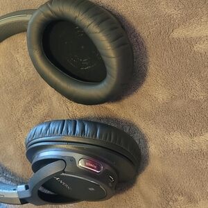 Sony Black Wireless Headphones with carrying case, charger and adapter for stere